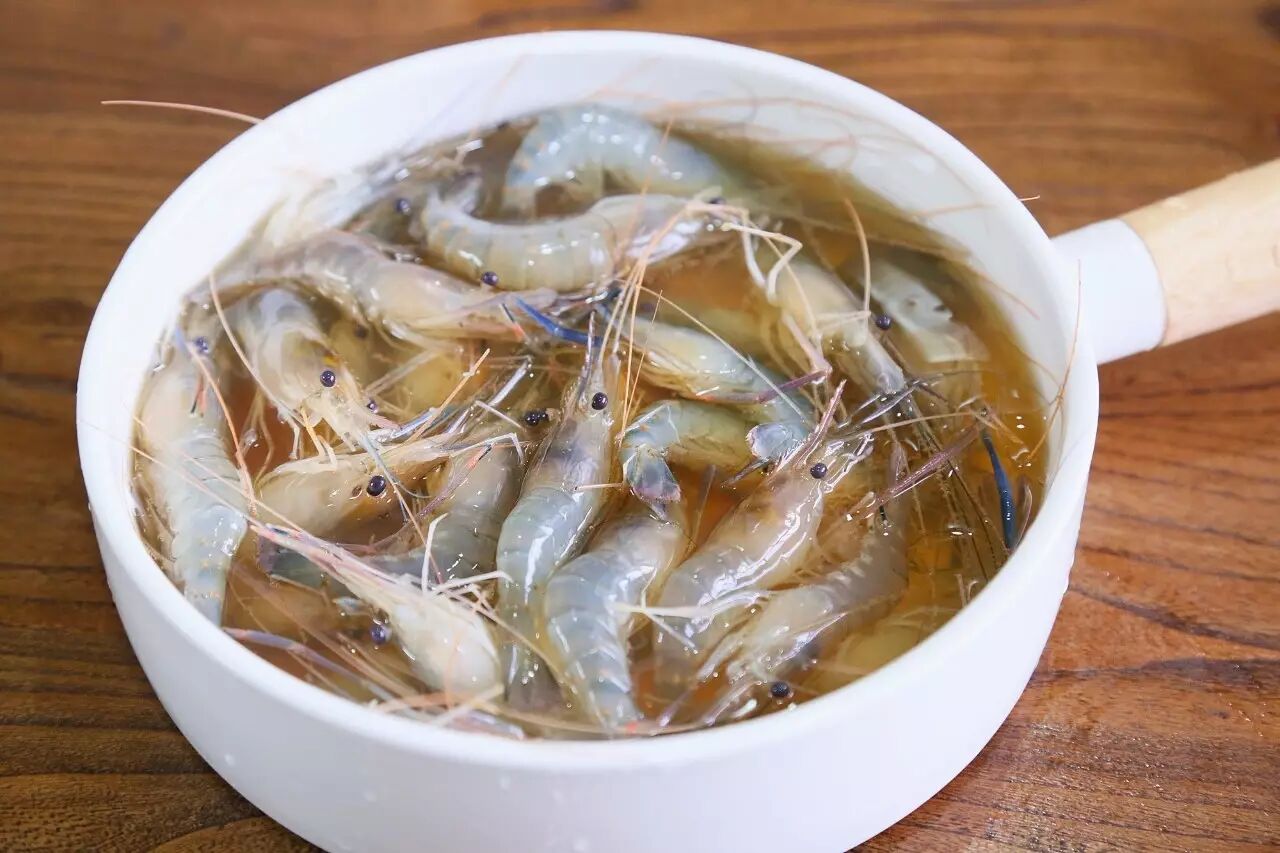 1.洗净虾,剪去虾须虾脚,用牙签抽出虾线,用啤酒浸5分钟左右.