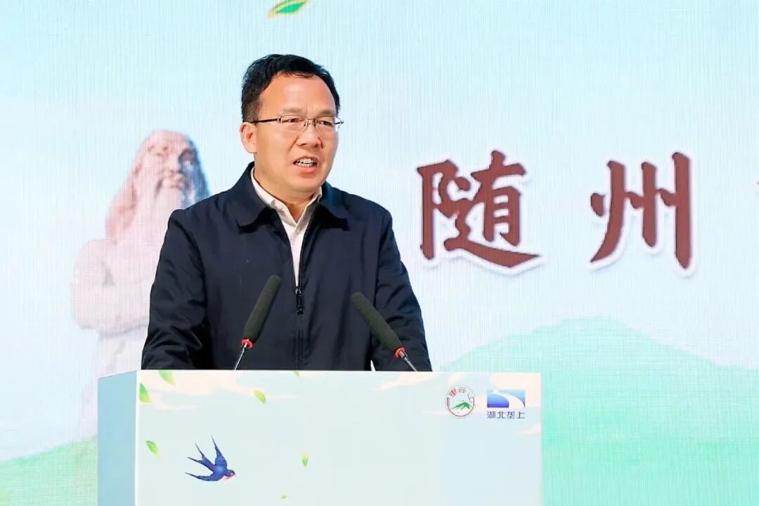 随州市人民政府党组成员,副市长徐锋出席会议并发表讲话:"茶之为饮