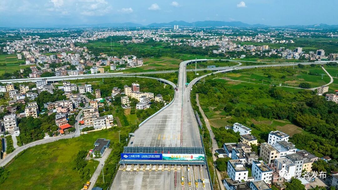 驱车从高州市s280茂高快线驶入汕湛高速s14高州南入口,一路上,仿佛