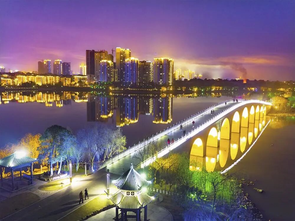 岳阳网>专题>新闻专题>喜迎二十大>▲千亩湖夜景美如画.