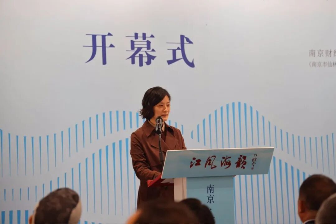 严艳主持开幕式.jpg