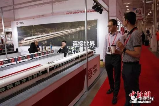 本地时间8月21日,在加拿大多伦多国际中央举行的“中国品牌商品(加拿大)展”上,中国高铁及磁悬浮列车模子吸引观光者眼光。这是中国商务部初次在加拿大肆办中国品牌商品展,约百家中国品牌企业参展。 <a target='_blank' href='http://www.chinanews.com/'>中新社</a>记者 余瑞冬 摄