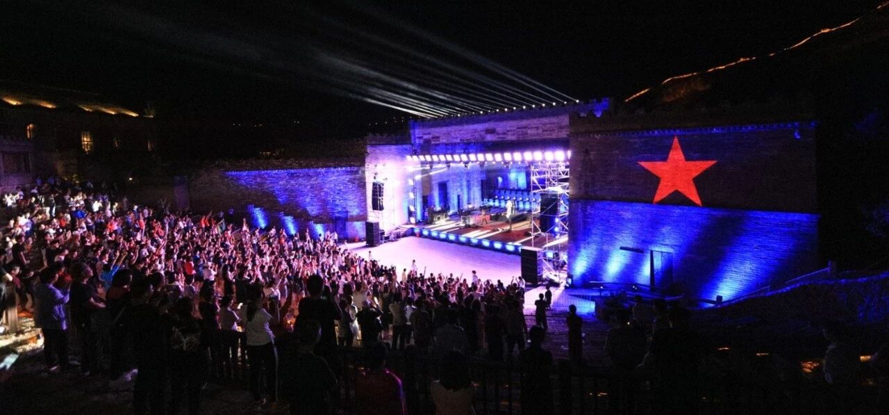 当崔健在长城脚下唱起《一无所有》，那是他对抗全世界的模样…