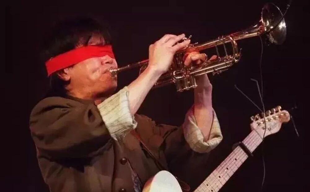 当崔健在长城脚下唱起《一无所有》，那是他对抗全世界的模样…