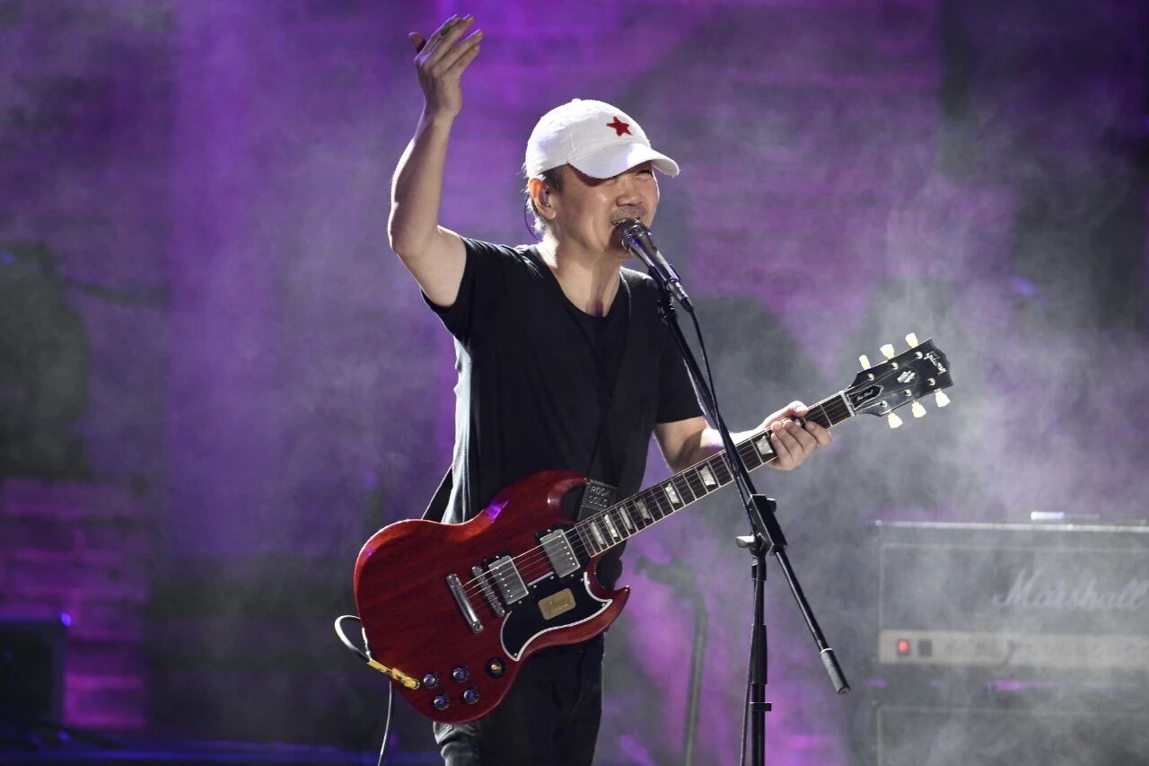 当崔健在长城脚下唱起《一无所有》，那是他对抗全世界的模样…