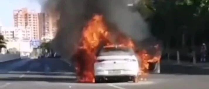 好尴尬！！海口一辆广汽新能源Aion S起火