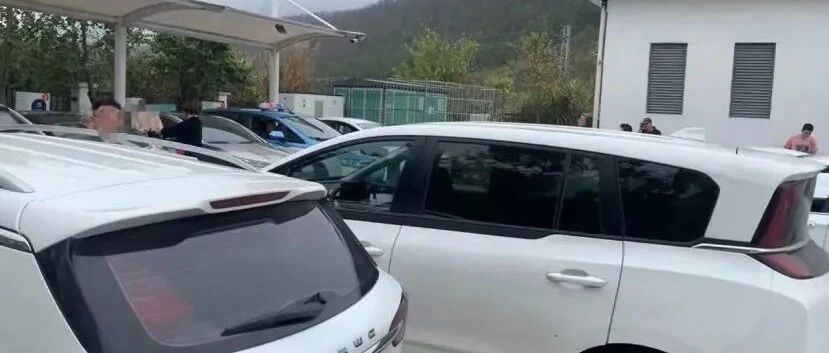 出行不便！700公里充5次 部分车主排队两小时