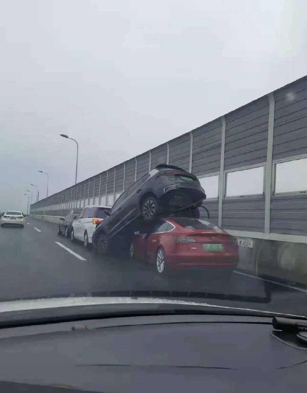 石頭造車獲騰訊領投；游俠董事長股權被凍結；特斯拉撞上比亞迪；28家供應商被比亞迪追責的圖3