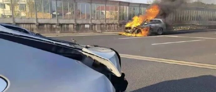 突发！理想ONE追尾蔚来EC6后起火