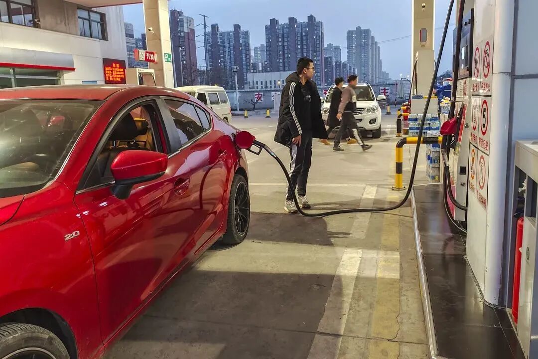 油价暴涨！新势力董事长喊话“快买电动车”