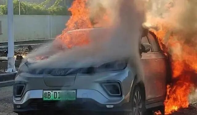 又一電車起火；AITO問界發布；比亞迪曝光敞篷車；中國稀土成立；蘋果汽車提前兩年登場的圖1