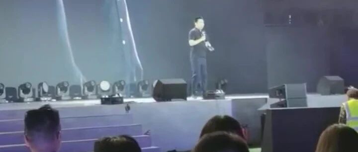 李想在活动上“开骂”力挺增程电动，车主们台下欢呼