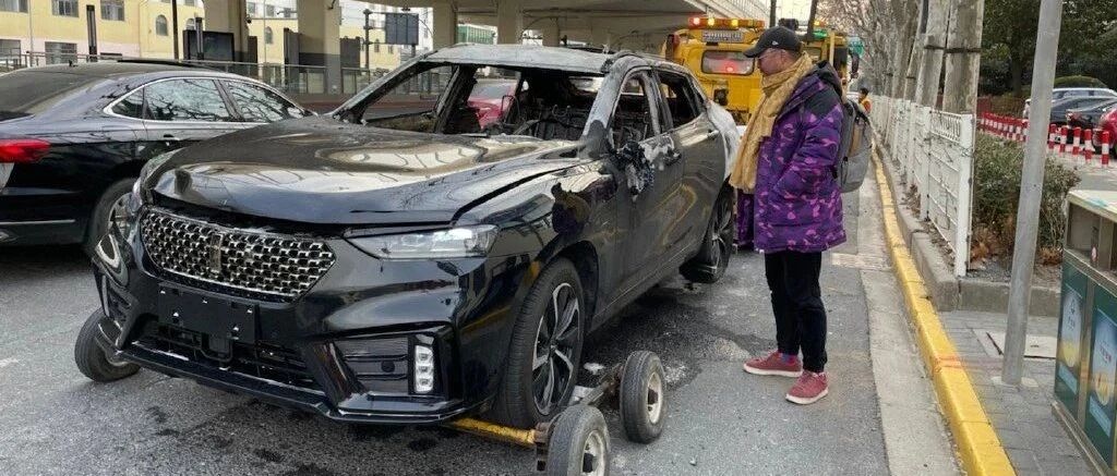 WEY电动车行驶中起火被烧成空壳 4S店：“坐在车里等”