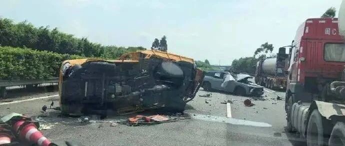 知名品牌创始人驾驶蔚来ES8不幸身亡，李斌表示悼念！