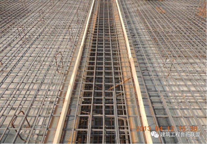 底板后浇带止水钢板开口向下还是向上？多数工地都做错！的图1