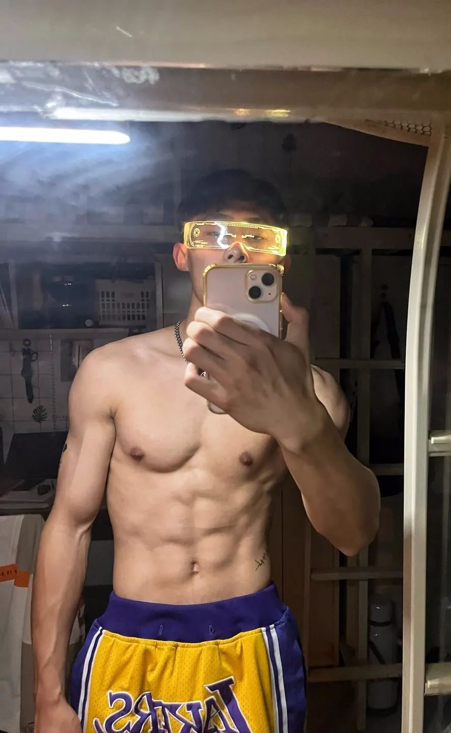 白袜长腿体育生哥哥，穿白色球裤有点迷人 - 图7