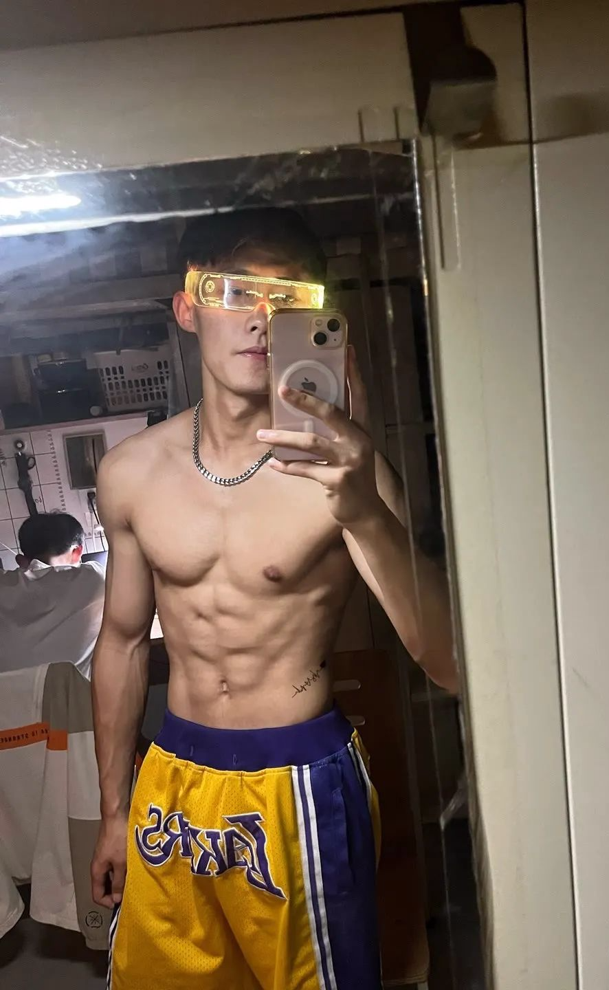 白袜长腿体育生哥哥，穿白色球裤有点迷人 - 图6