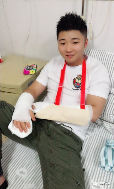 之间白小白双臂全打了石膏,应该是骨折了,但是白小白还是强颜欢笑让