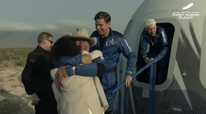腾讯捐1亿元紧急驰援河南；抖音、今日头条开通河南暴雨互助通道；蓝色起源载人太空飞行成功；乐乐茶回应“被喜茶弃购”
