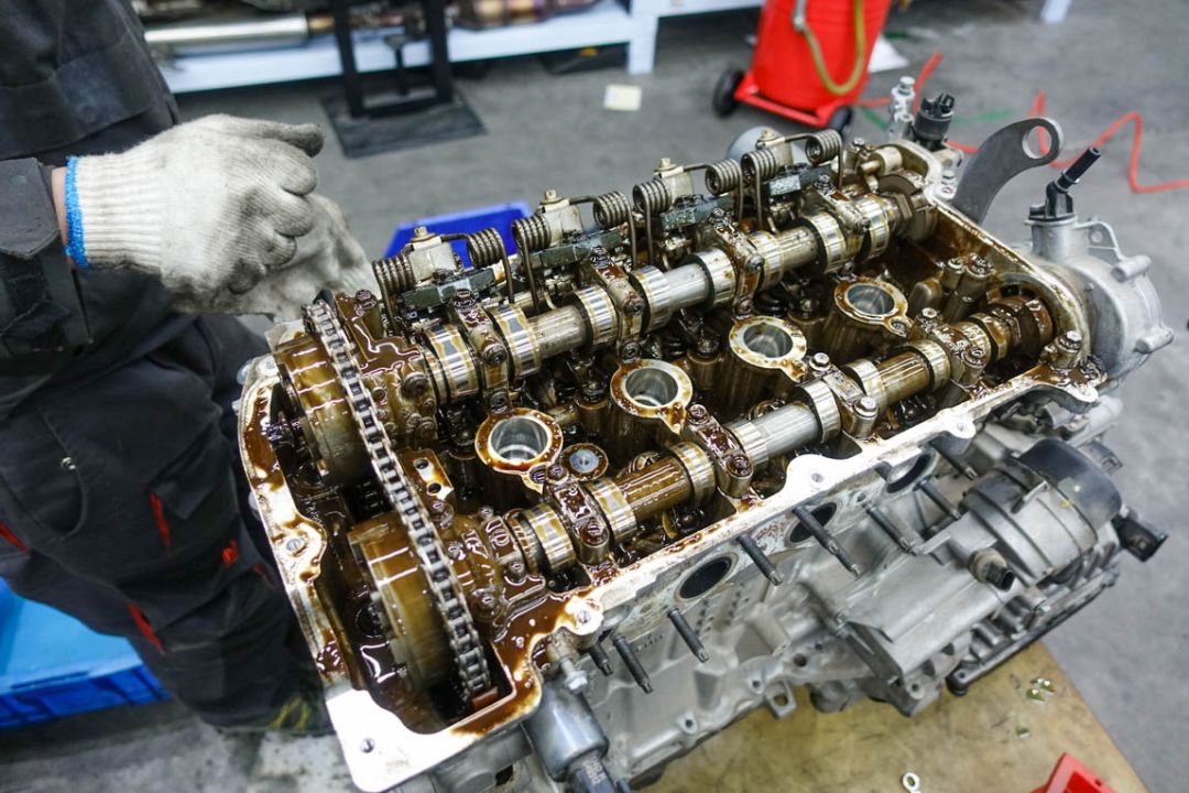 赶在晚饭前把这台mini cooper n16发动机抬了下来,丁大师则在一旁