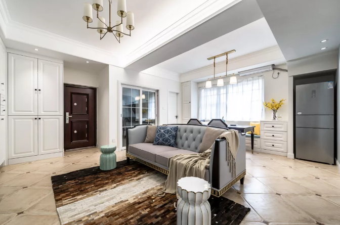 80平的美式风小户型，客餐厅这样设计，做再多收纳也不显拥