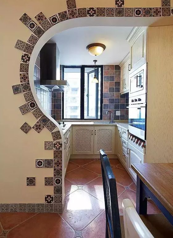 别给你家小户型厨房装门了，这样的设计看起来舒服多了