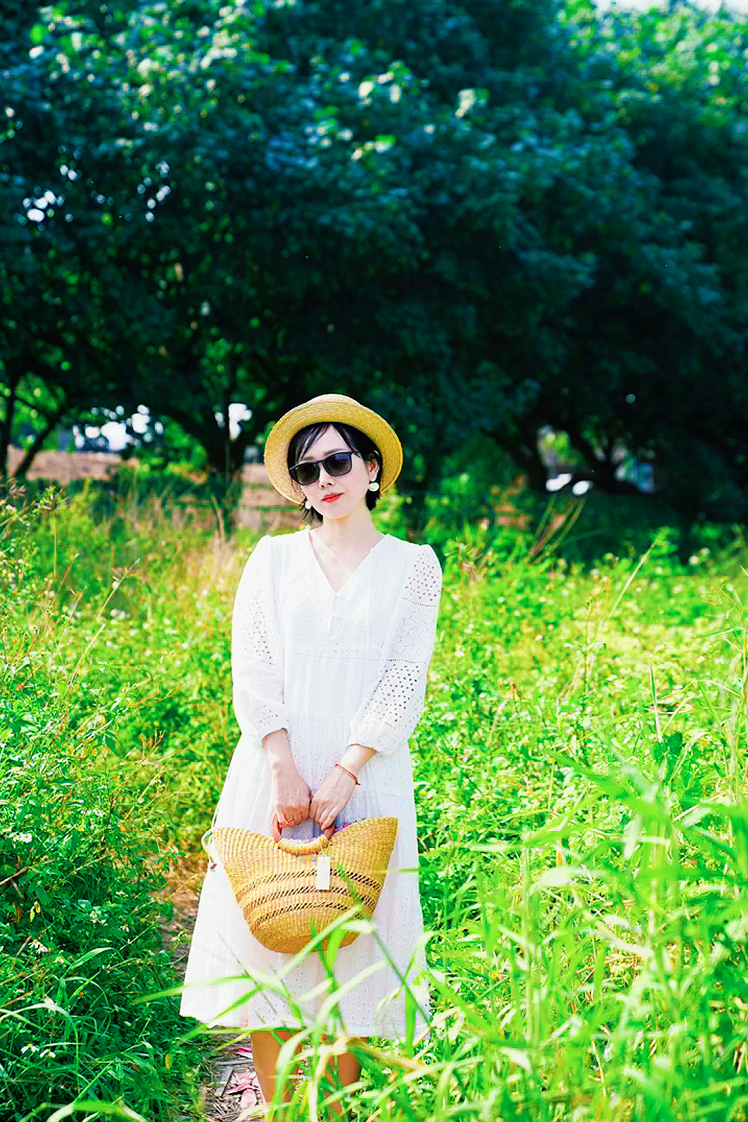 6个中年女士拍照姿势技巧，拍照远离显老“大妈感”，优雅气质、自然随性不做作