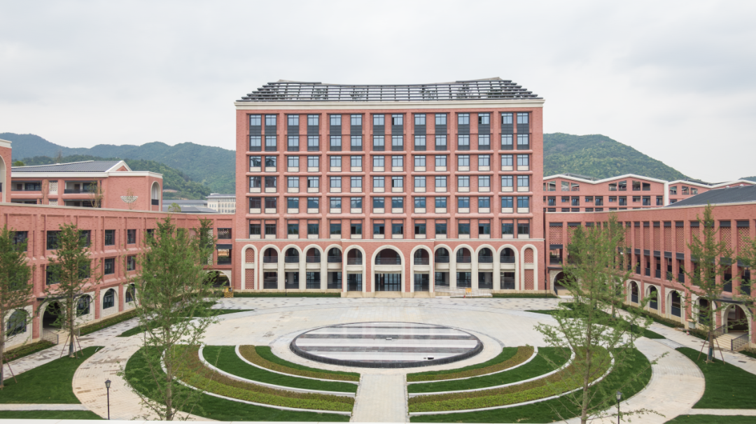 杭州二中富春学校位于富阳区高教园区,与浙江中医药大学等高校毗邻