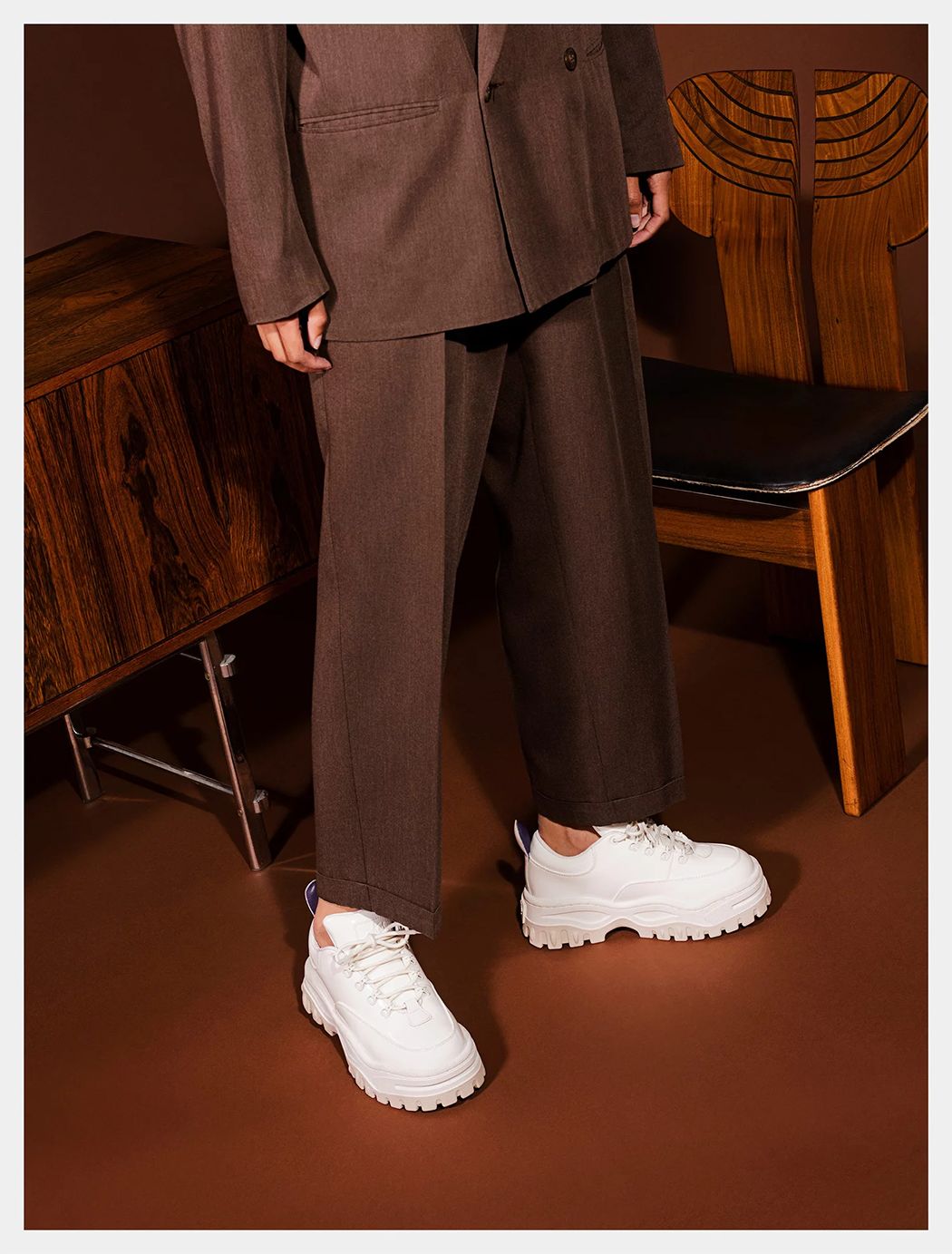 今夏 IG 上最火的 5 雙小白鞋，不用花大錢就能輕鬆買到而且還是泫雅同款？