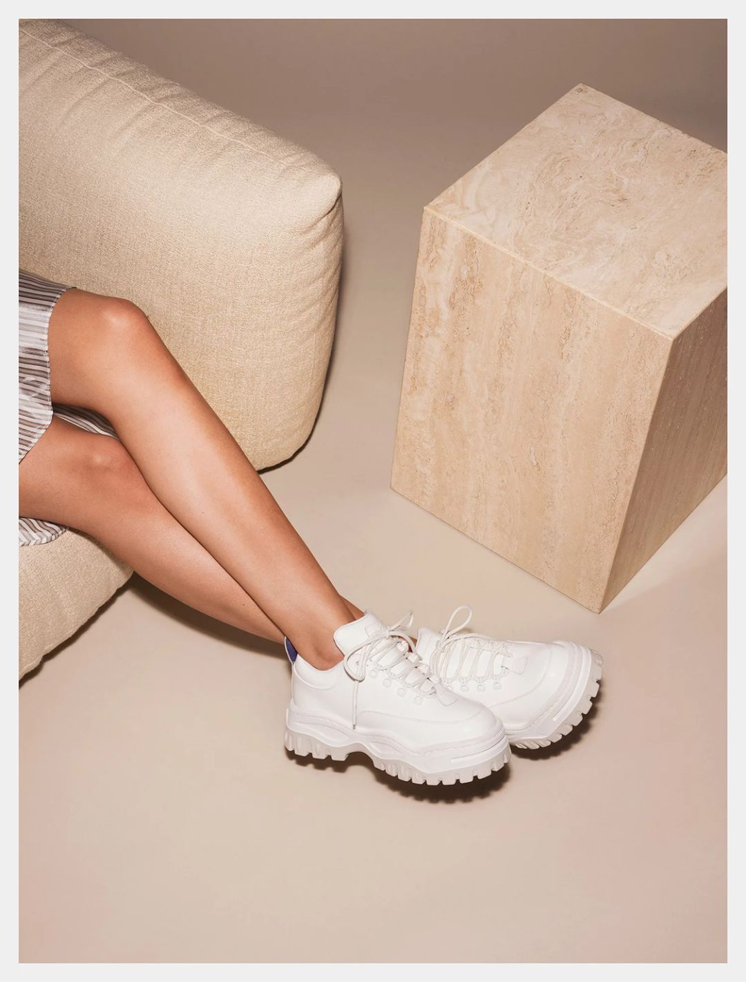 今夏 IG 上最火的 5 雙小白鞋，不用花大錢就能輕鬆買到而且還是泫雅同款？