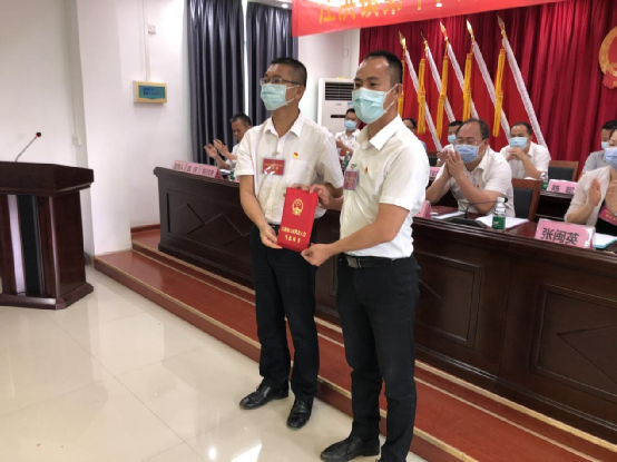 江洪镇第十八届人大第二次会议召开吴俊当选为江洪镇镇长