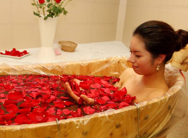 泡澡的好处与功效_瑶浴泡澡好处_精油泡澡的好处与坏处