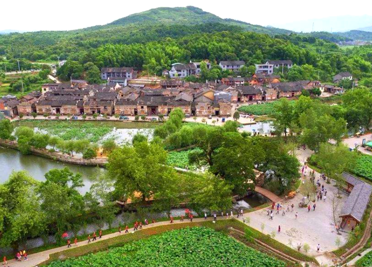 流华湾古村是资兴市保存最为完好的湘南古民居群,共400余间房子,初建