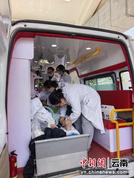 图为转运患者。