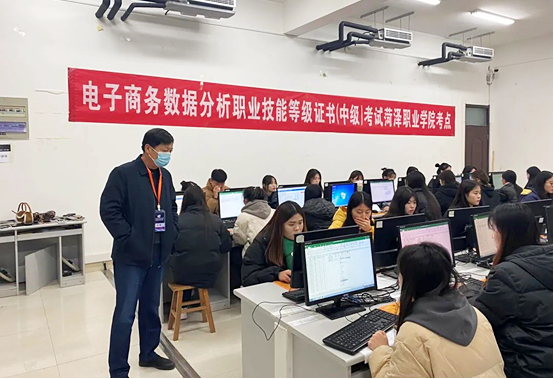 教学管理主任楚晓娟组织电子商务专业教师建立 双师型电子商务数据