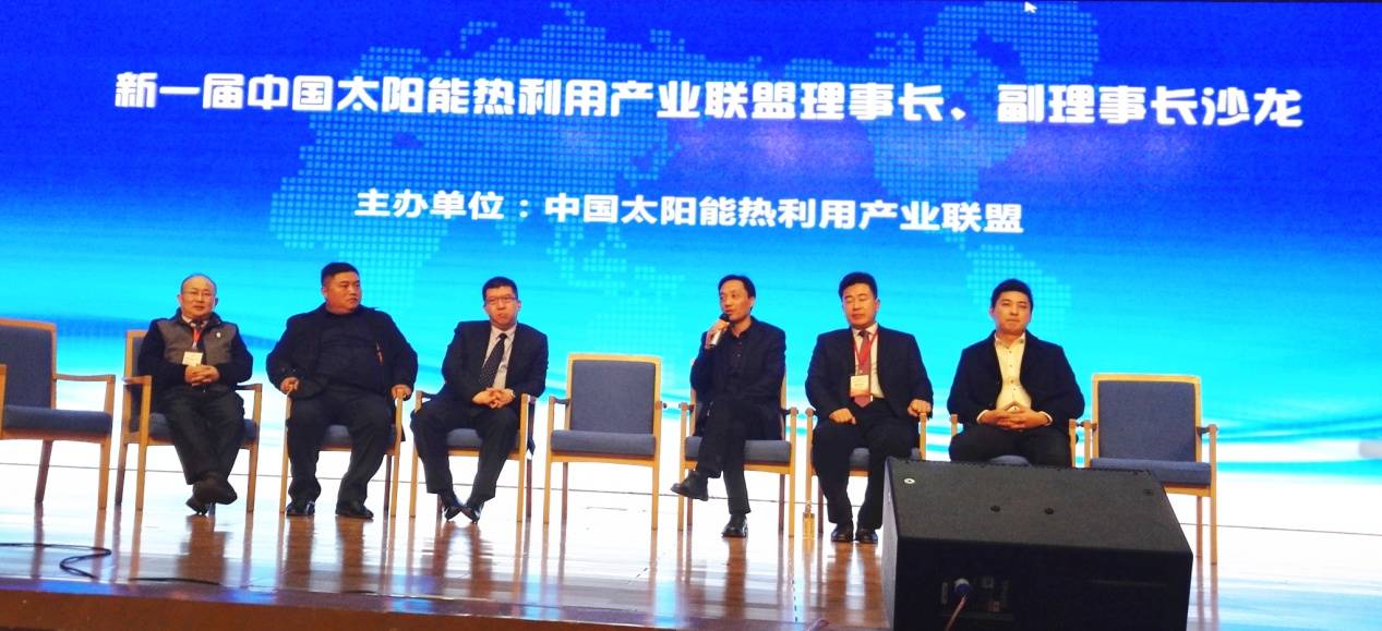 胡鄂生總監(jiān)（左一）參加理事長、副理事長單位沙龍