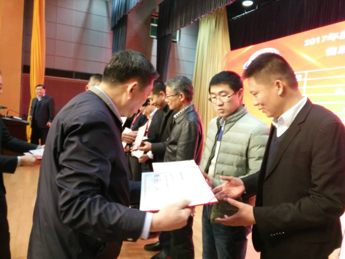 技術(shù)部經(jīng)理唐文學(xué)上臺領(lǐng)獎