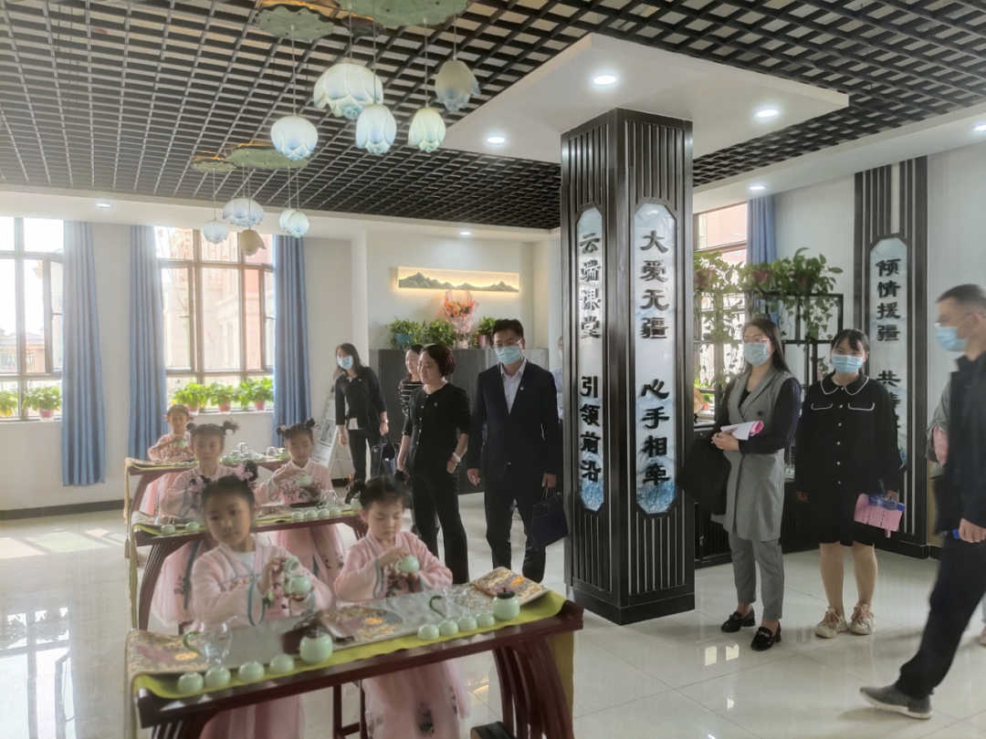 　　阿克苏市第六小学党支部书记种国兰领大家参观“胜蓝林”，以书信为媒，交往交流，