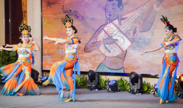 精彩的歌舞演艺、美味的民族特色美食，获得与会嘉宾一致好评。