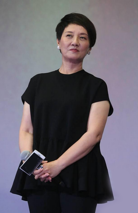 邓婕久违亮相,颈纹明显手臂粗壮,但气质出众,果然自然老去最美插图