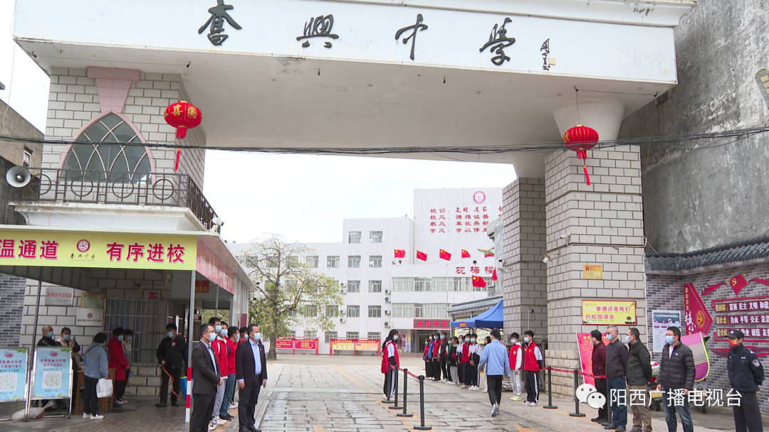 奋兴中学深入各中小学了解一下下面一起跟着记者和疫情防控情况如何?