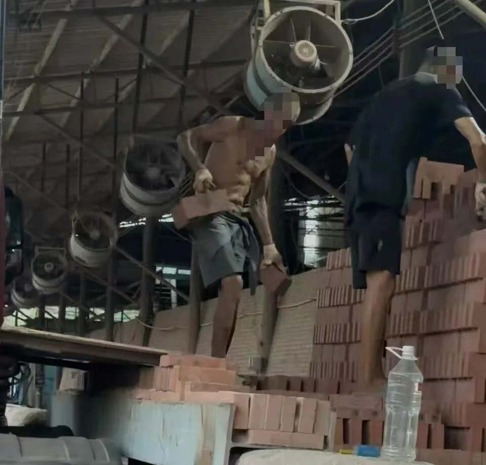 智障工人困在砖厂:月搬68万块砖
