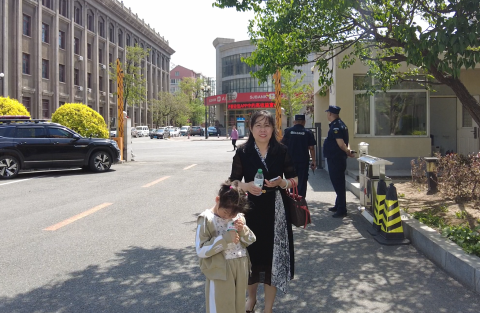 游客停车后获赠矿泉水（央广网记者 李子平 摄）