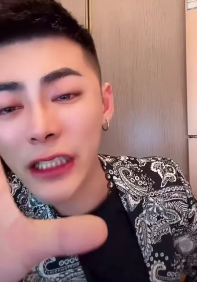 连麦对峙胡闹致歉王某人以后不拿你开玩笑了迪妈被气哭怒斥带节奏粉丝