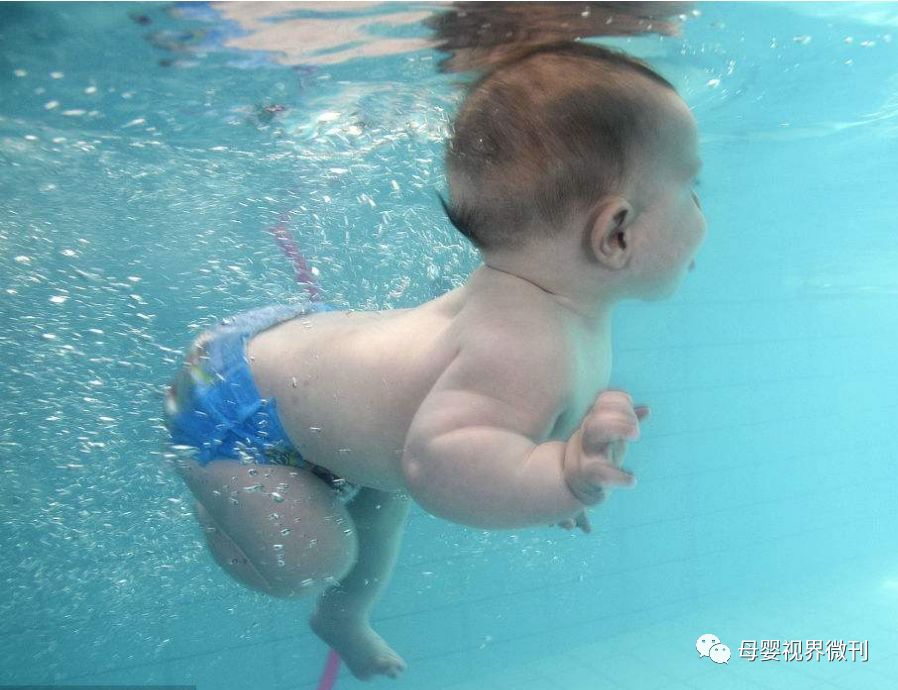 婴儿游泳有七大好处！爱宝宝就给他穿上游泳裤！