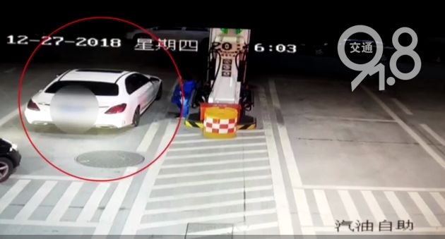 



杭州母女自家车内被抢劫,一波机智操作,让嫌犯17分钟落网!
