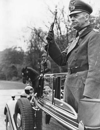 坦克世界闪电战唯一不脱手套和希特勒握手的元帅