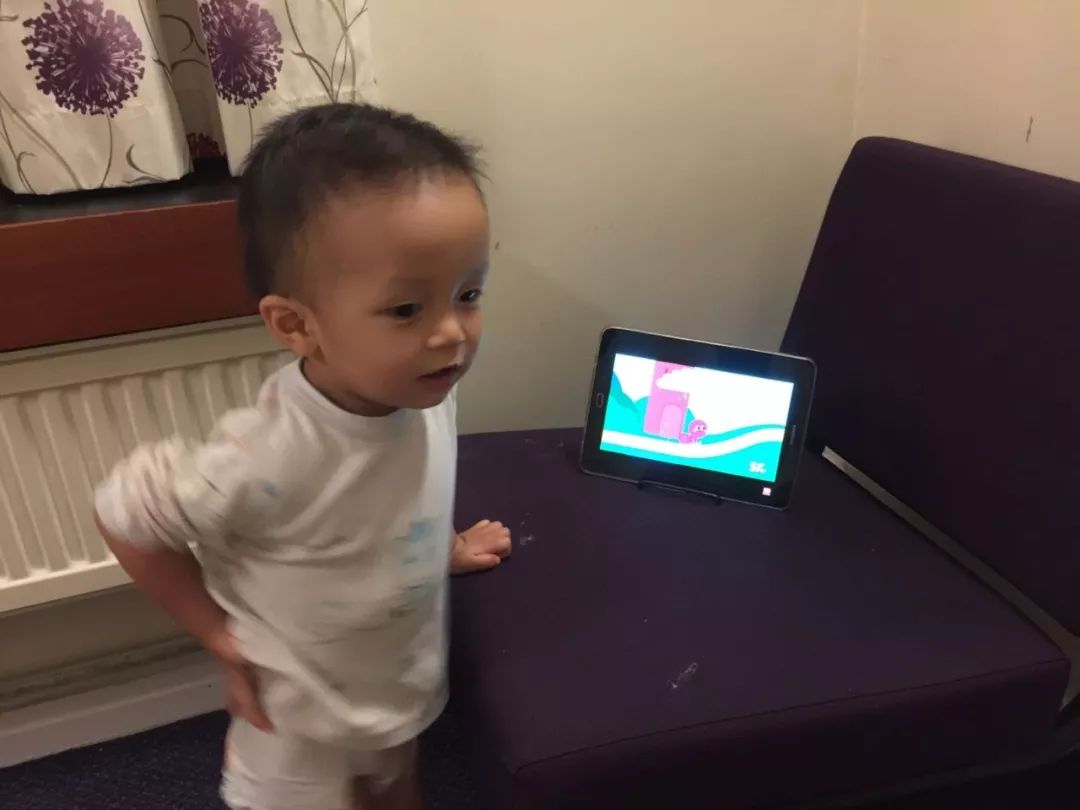 看电视的英文 看电视电影的英语内容，会改变你的口语发音吗？能用来给孩子英语启蒙吗？