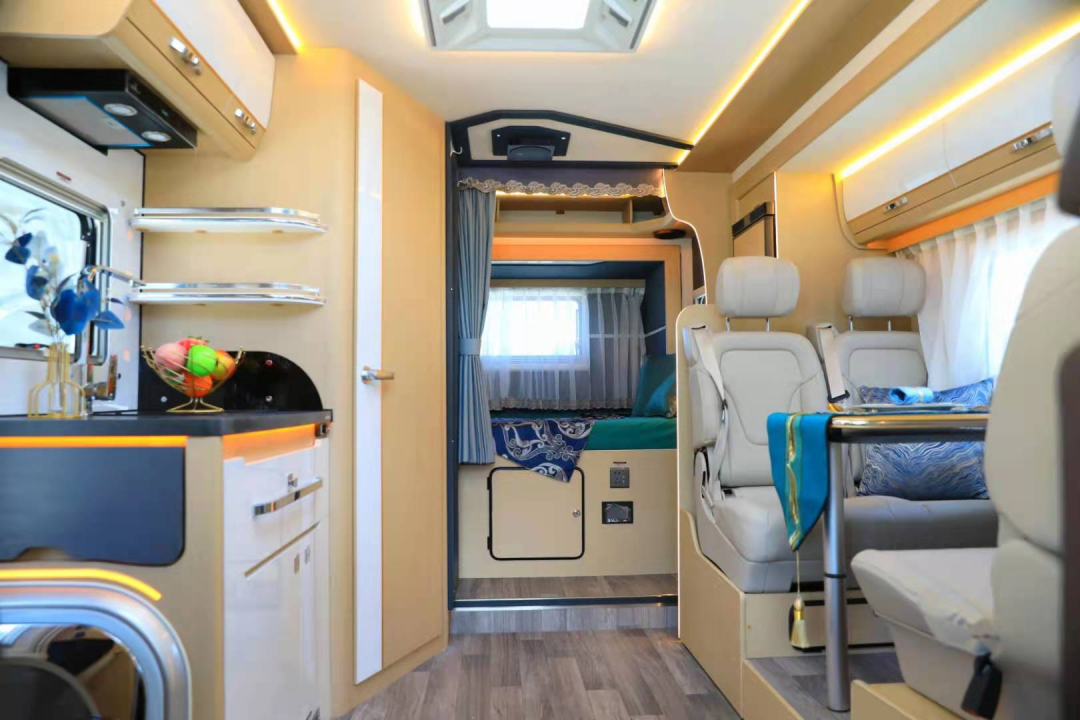 进入房车内部,可以看到内饰以原木色,浅灰色为主色,加上暖橘色的氛围