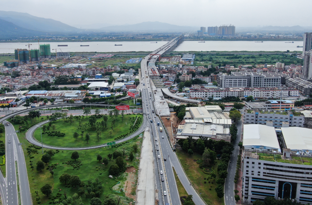 74肇庆大桥连接端州区与高要区,主桥横跨西江,是端州区的"东大门"